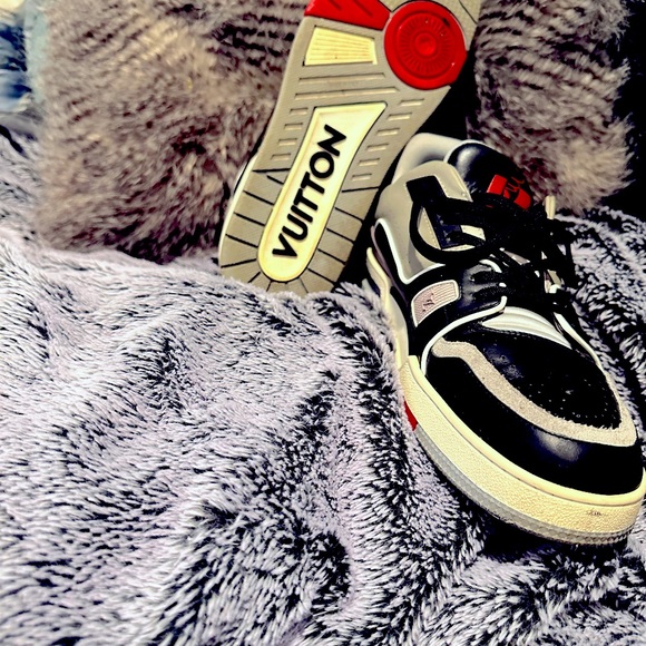 Black, gray and red Louis Vuitton certified #54 sneakers size 11 - Picture 3 of 6